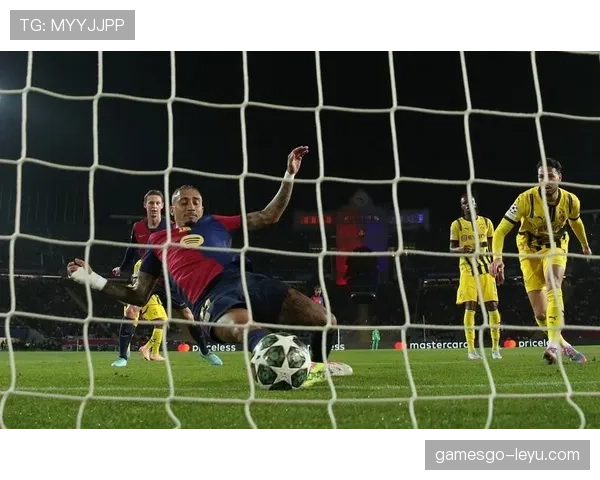 拉菲尼亚欧冠献历史性表现，助球队斩获关键优势