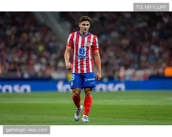 阿尔瓦雷斯出身普通家庭，父母支持其足球生涯