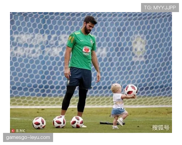 许昕这松弛感是真藏不住啊，赛场外叼着棒棒糖看队友训练的样子像极了小区门口晒太阳的大爷